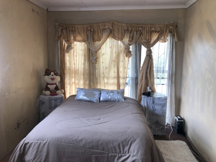 4 Bedroom Property for Sale in Molifi Tau Kloof Free State